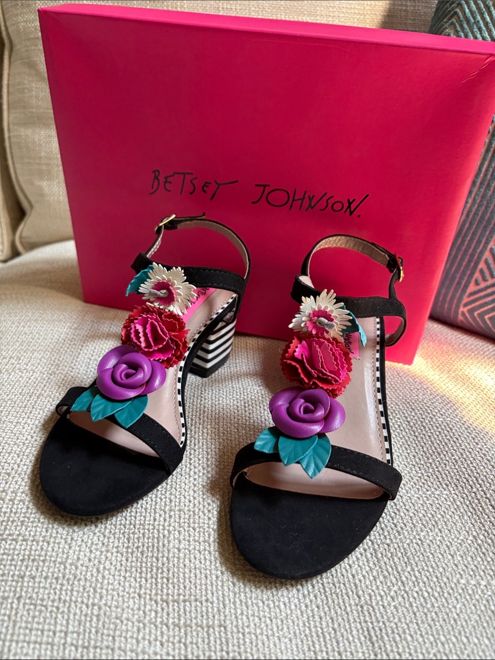 Betsey Johnson “Andey” Flower Appliqué Sandals NIB Size 5